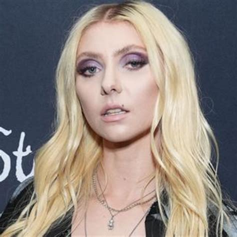 ‘Gossip Girl’s’ Taylor Momsen Goes Topless On Red Carpet,。